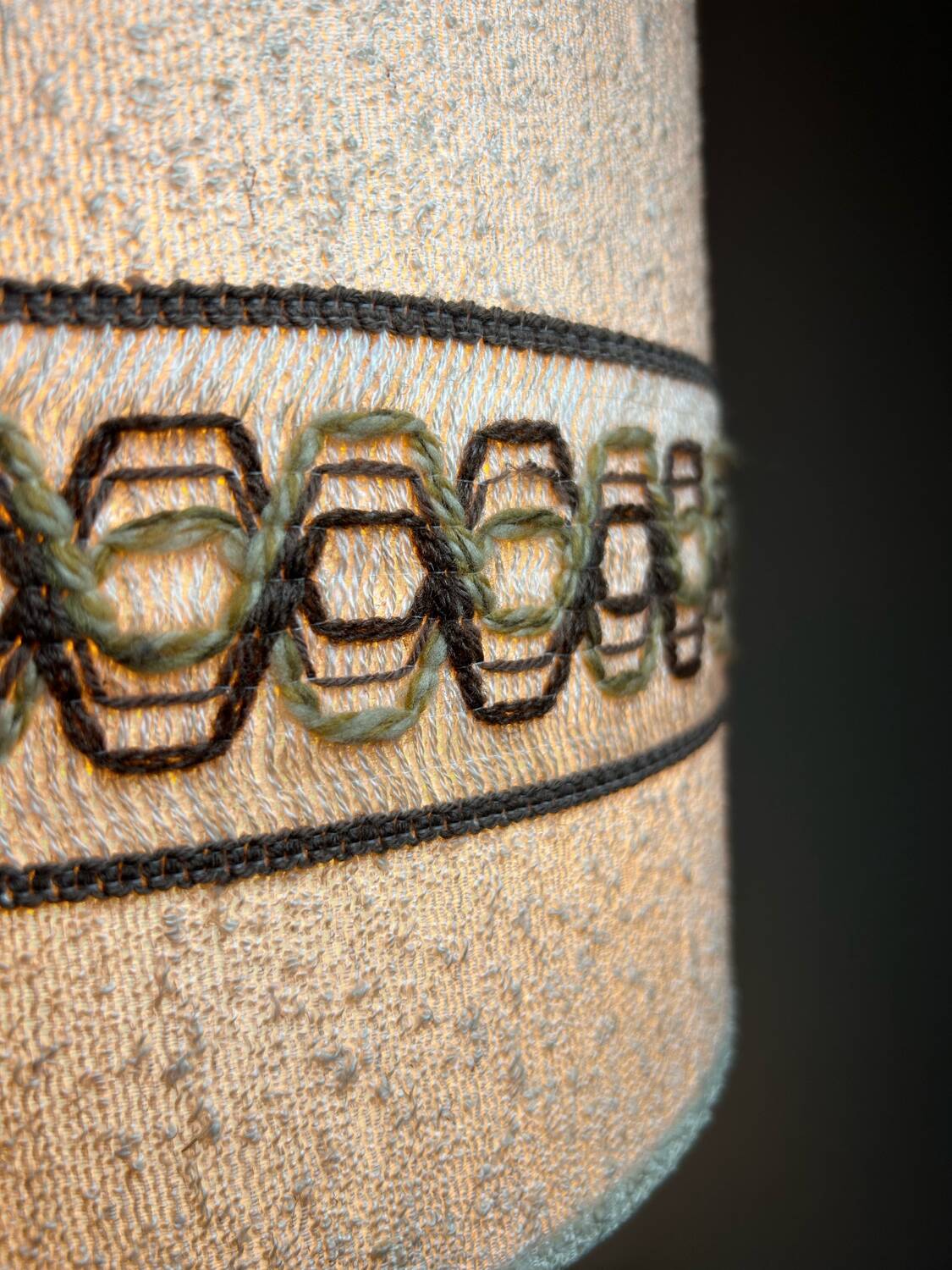 Lampe de sol céramique et bouclettes années 70