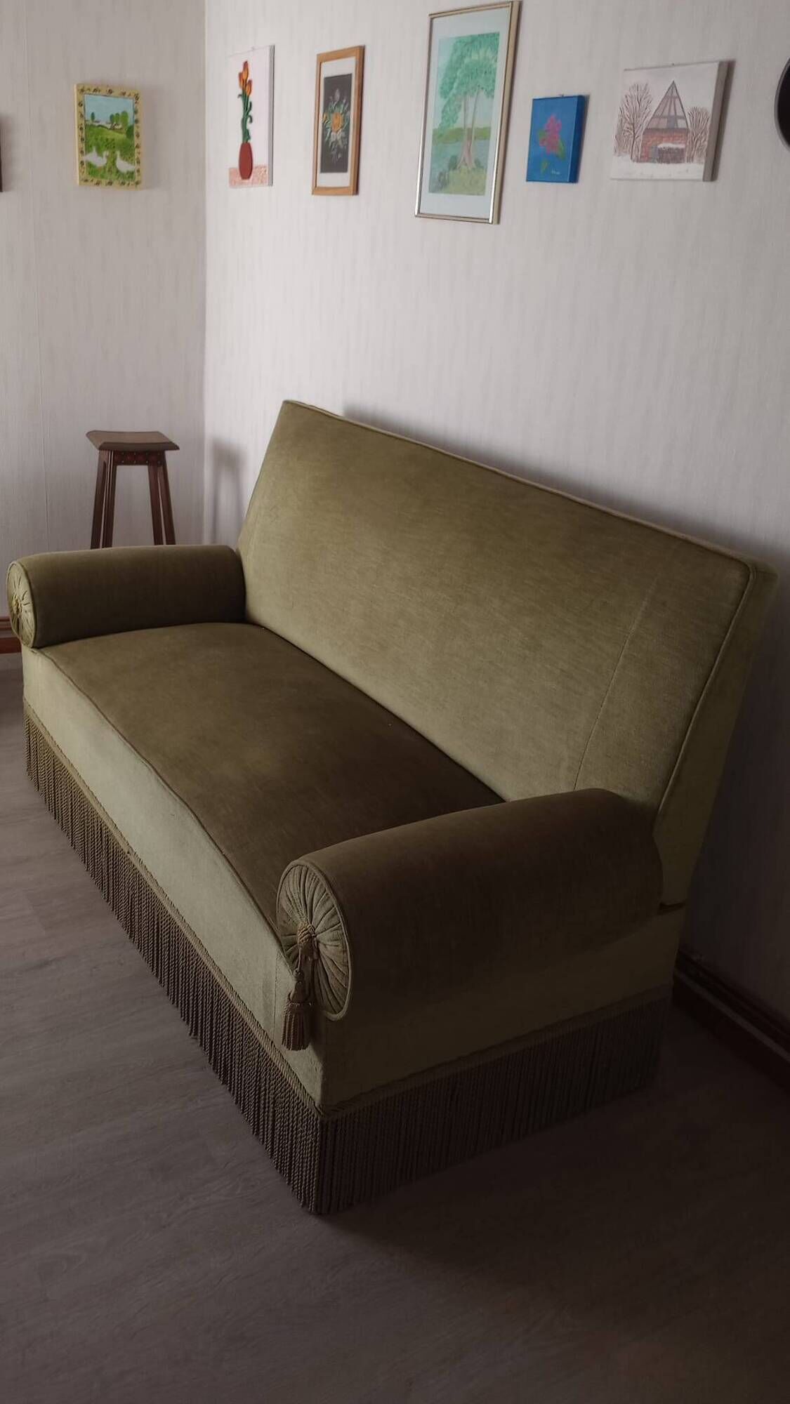 Vintage green velvet sofa – Retro / antique style