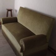 Canapé vintage vert en velours – Style rétro / ancien