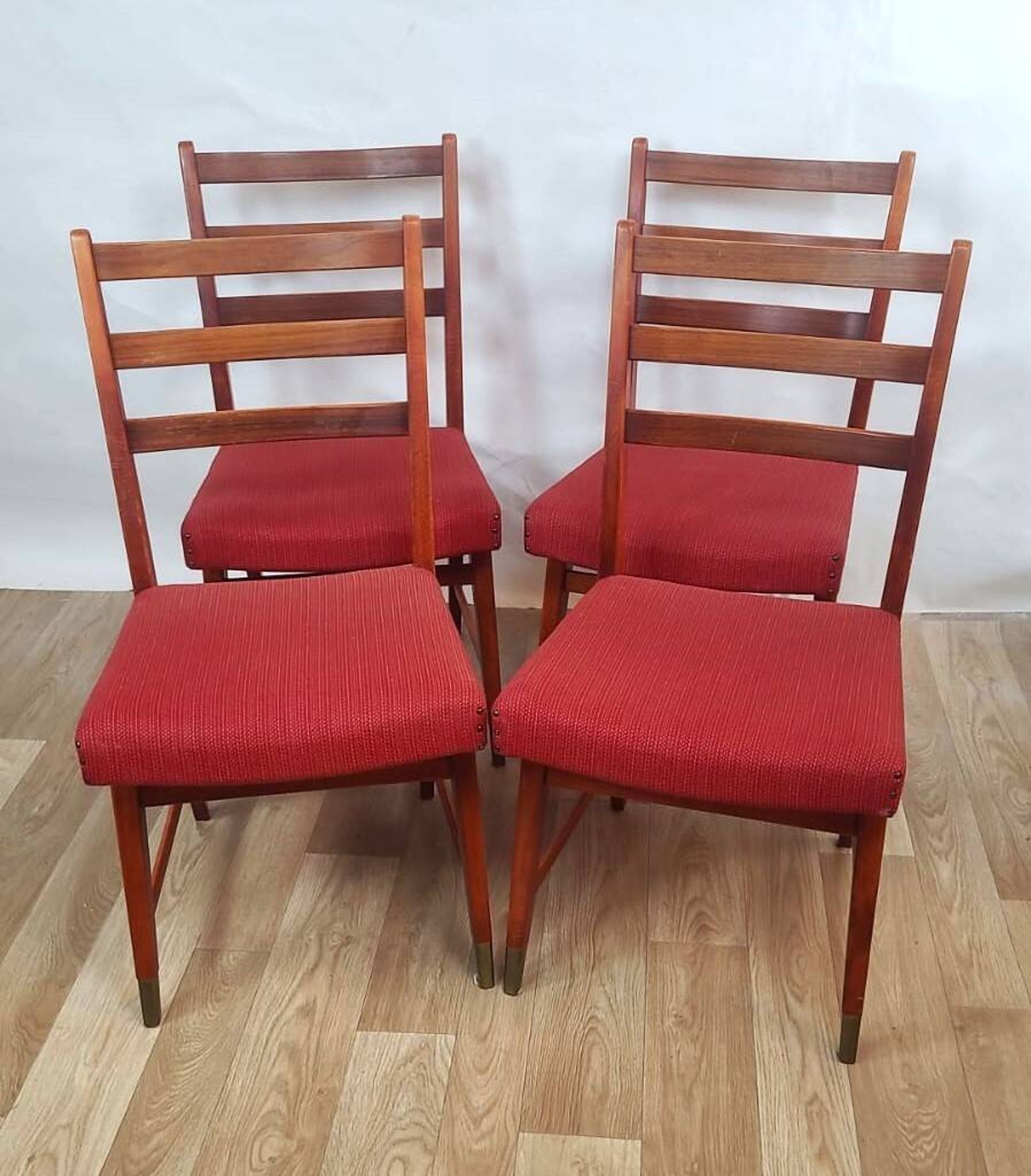 Lot de 4 chaises de salle à manger en teck – Fin XXe siècle