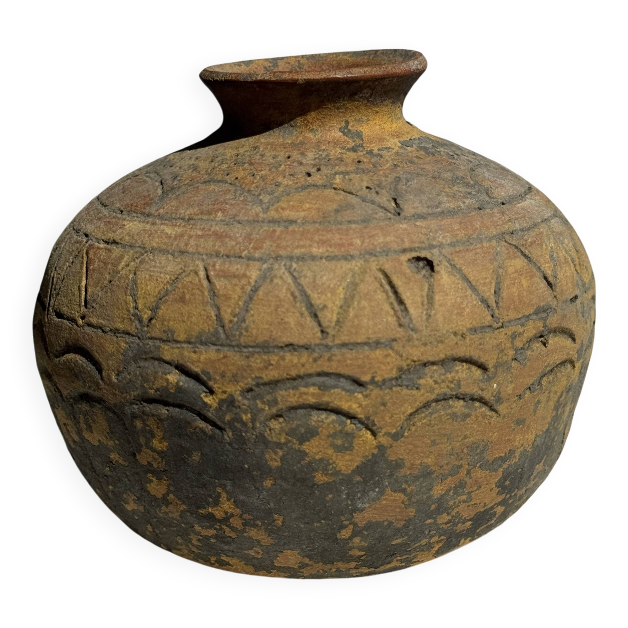 Small round ancient vase in engraved terracotta, Indonesian polychromy H10 D1