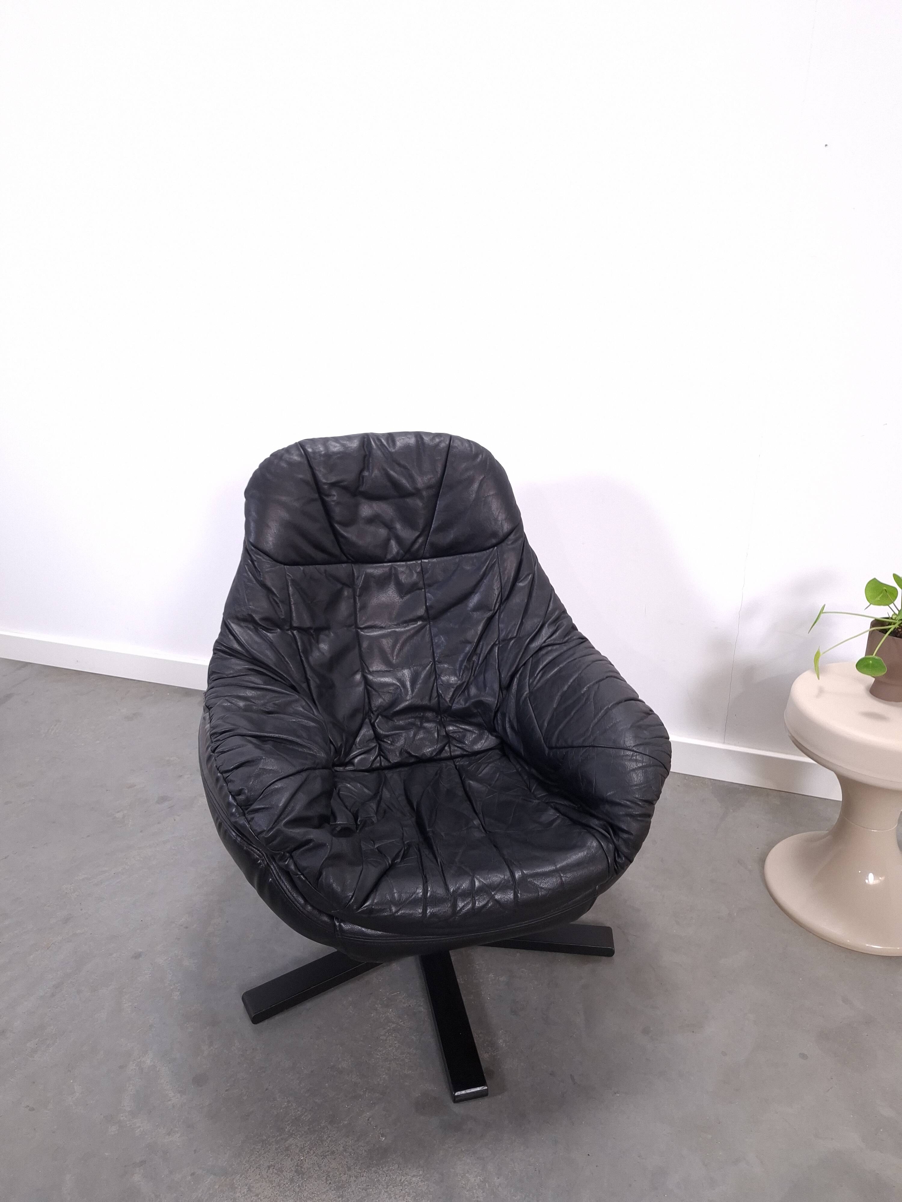 Draaibare zwart leren fauteuil H.W. Klein voor Bramin uit Denemarken