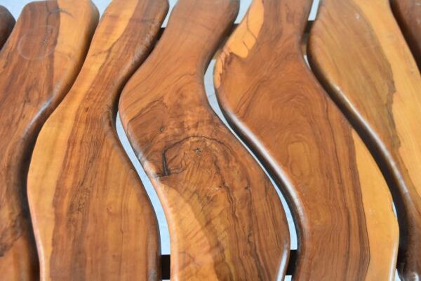 Table basse brutaliste forme libre en olivier