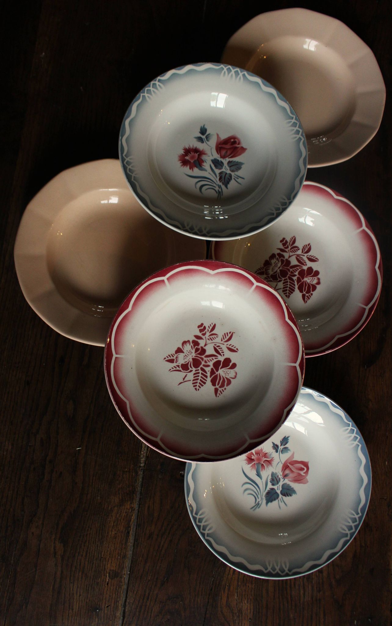6 assiettes creuses dépareillé Digoin Sarreguemines rouge bleu rose