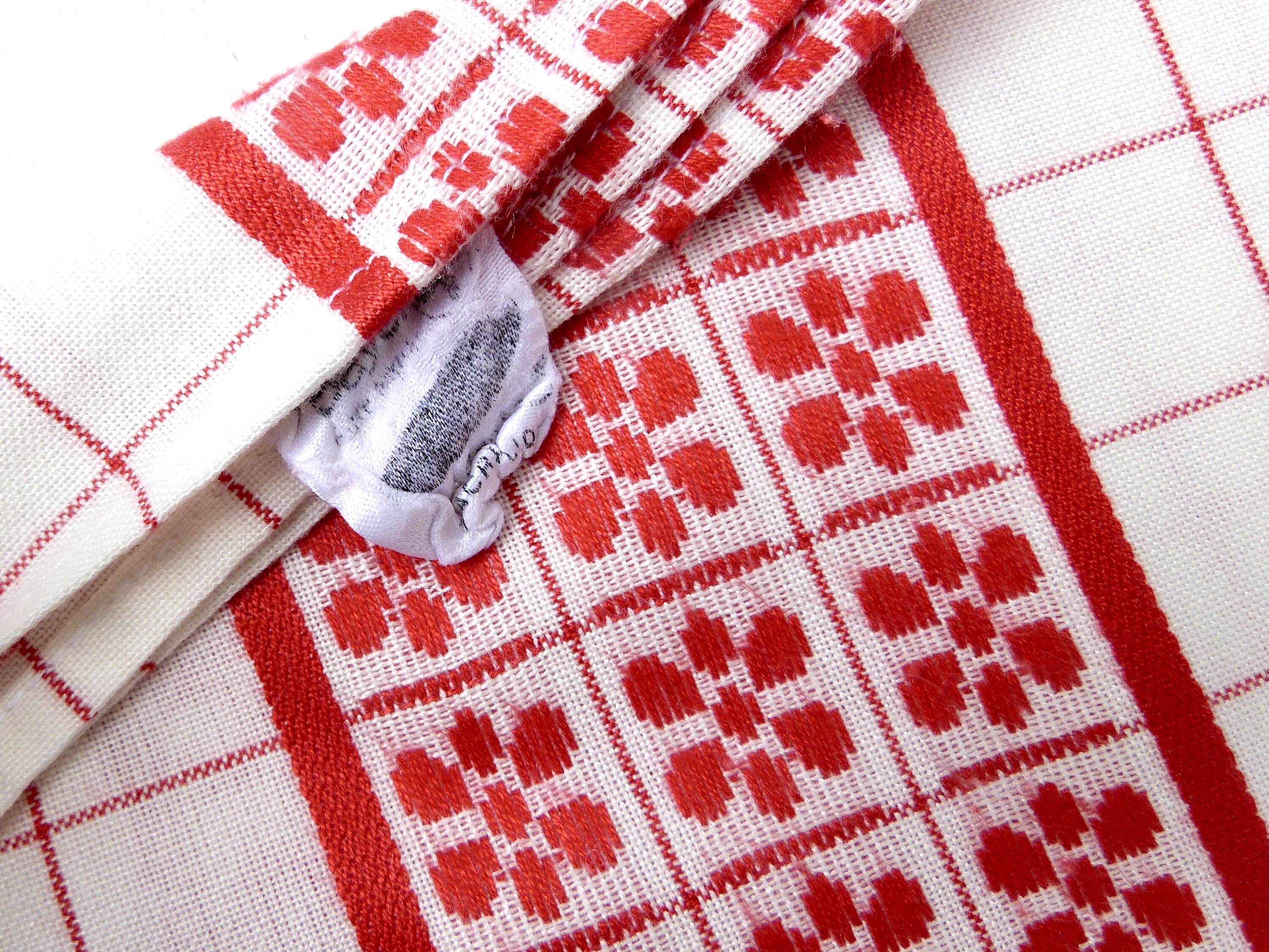 White and red embroidered tablecloth and eight matching napkins, 200x150cm