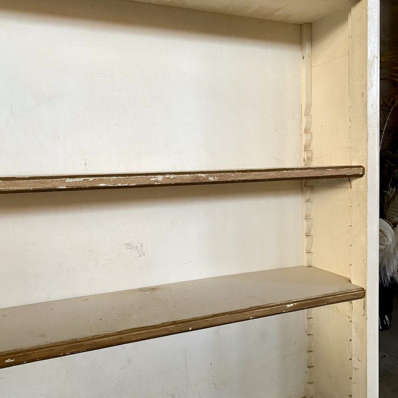 Painted wooden bibus