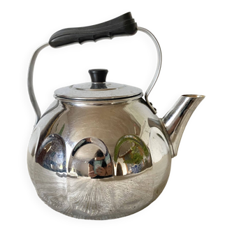 Vintage kettle in chrome metal and bakelite