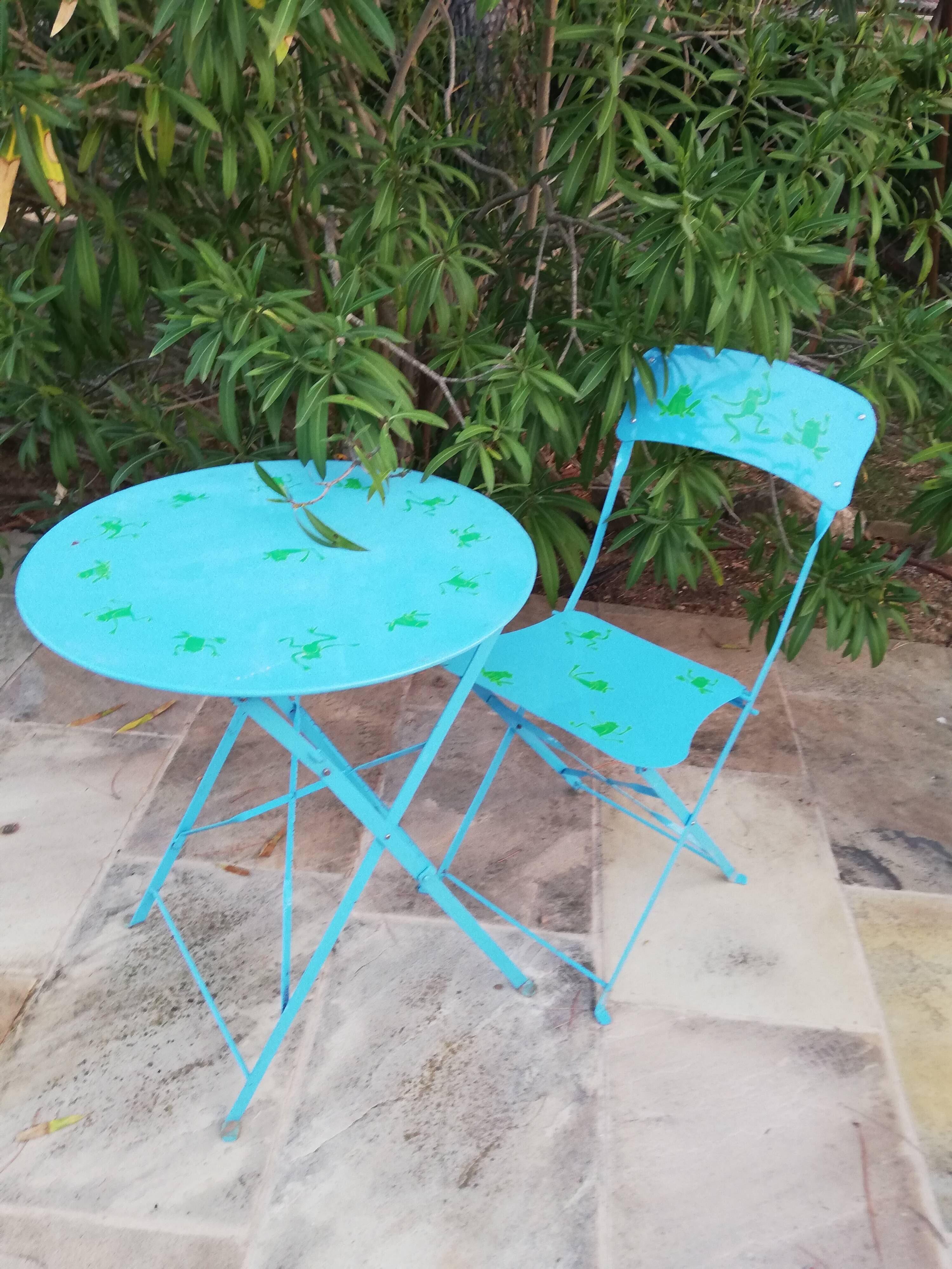 Garden pedestal with chair