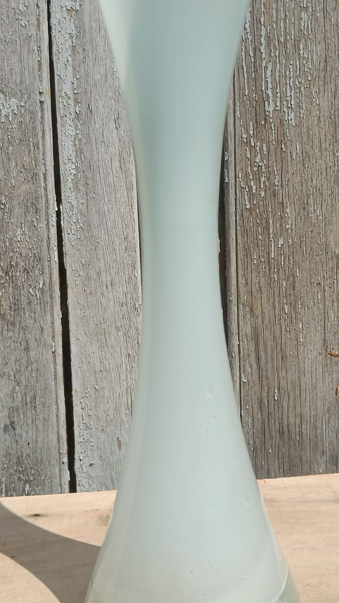 Single-stem vase in white opaline glass