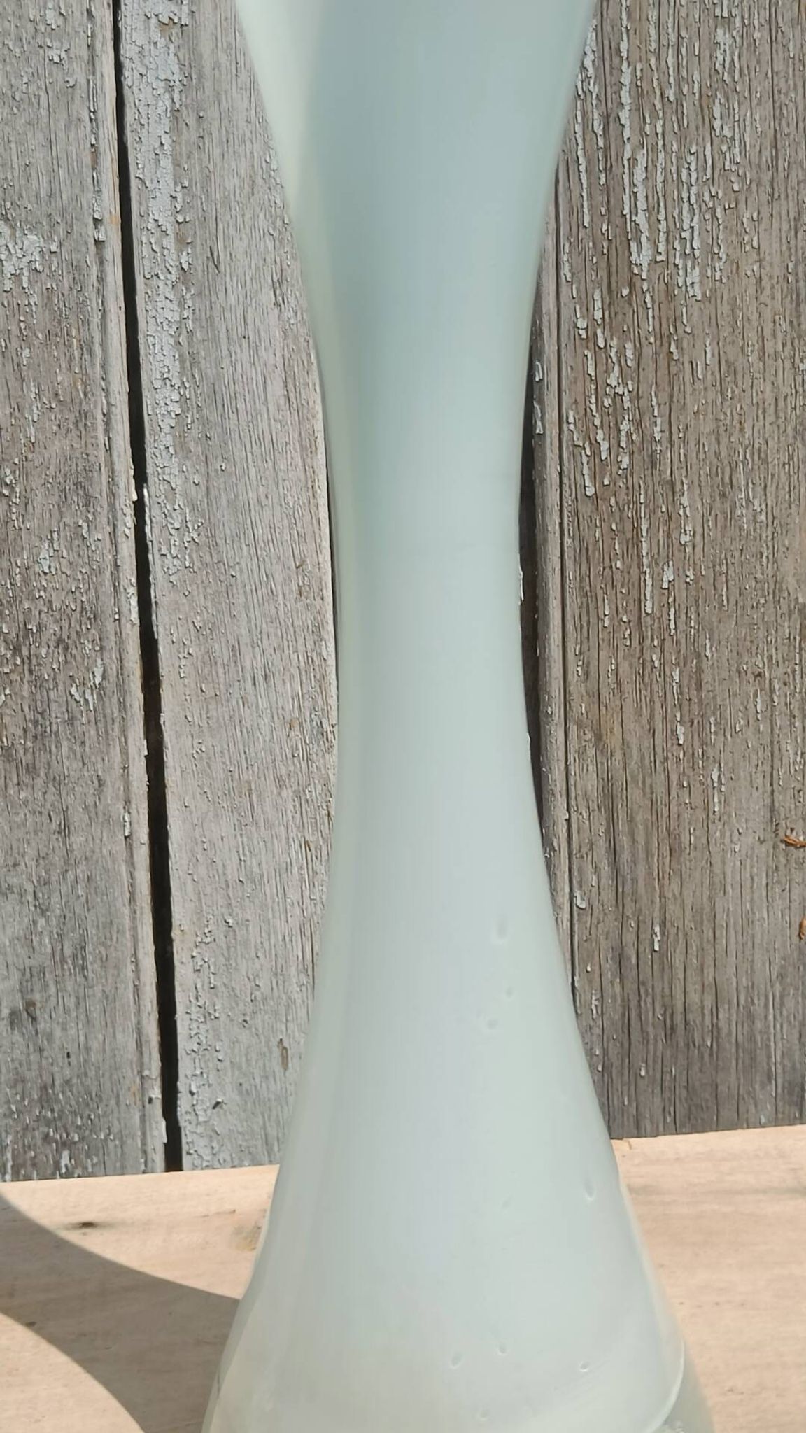 Single-stem vase in white opaline glass