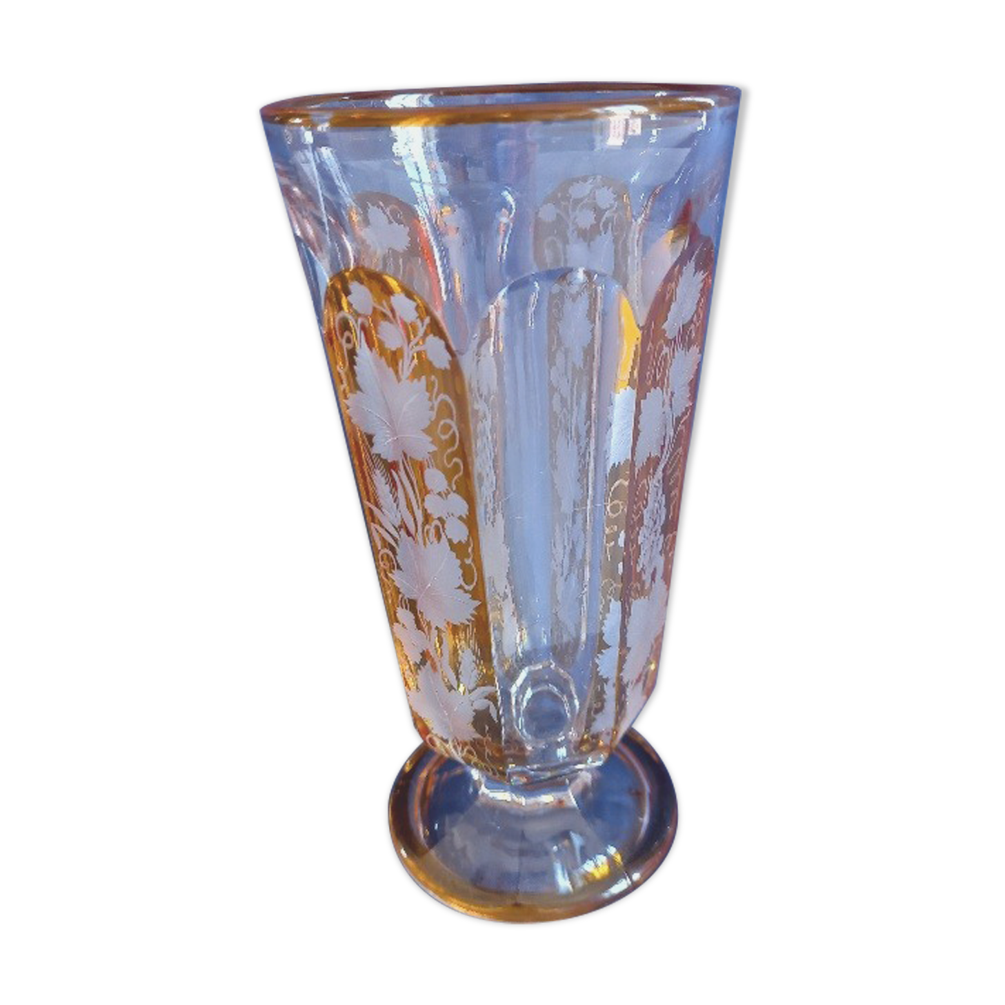 Small vase shaped chantournée with piedouche