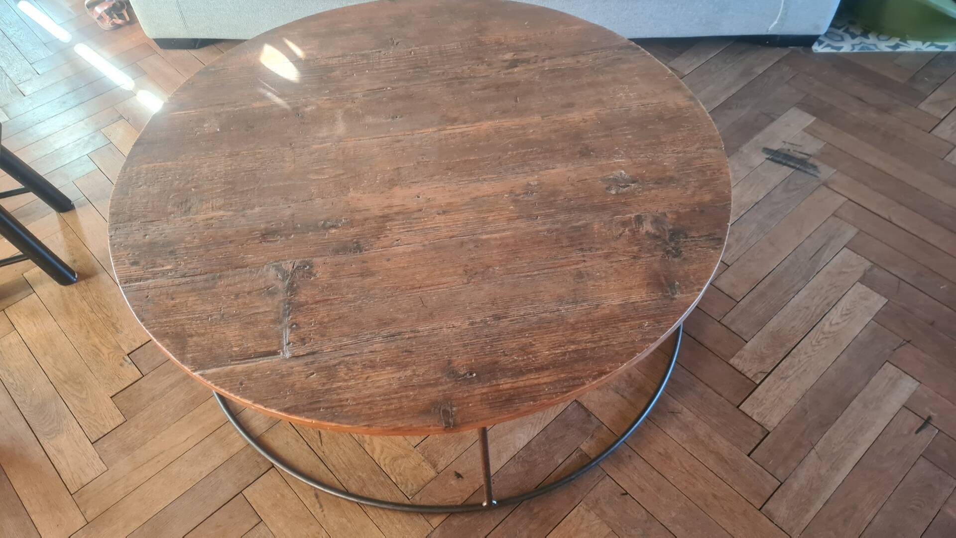 Large round coffee table in wood and wrought iron.