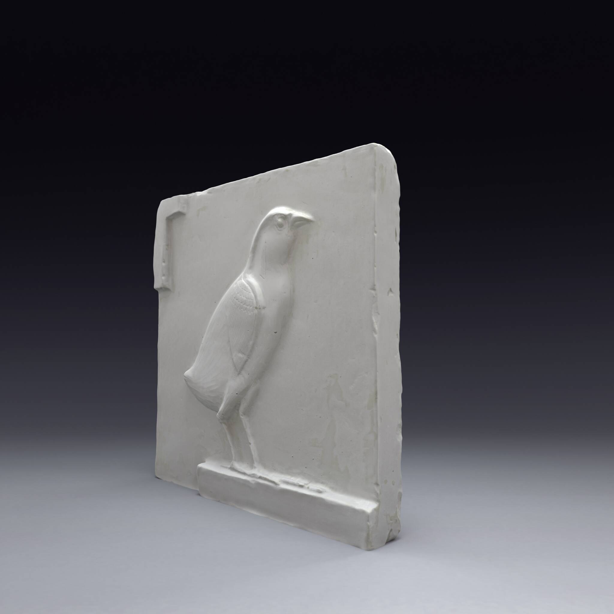 Bas-relief en plâtre représentant un poussin de caille, période ptolémaïque