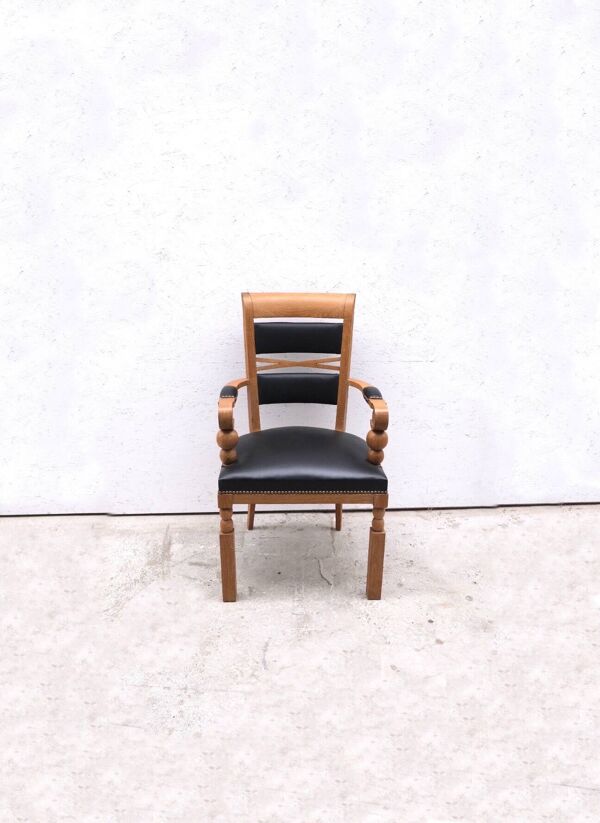 Fauteuil de style Neo Basque de Benjamin GOMEZ en chêne massif et cuir, 1940