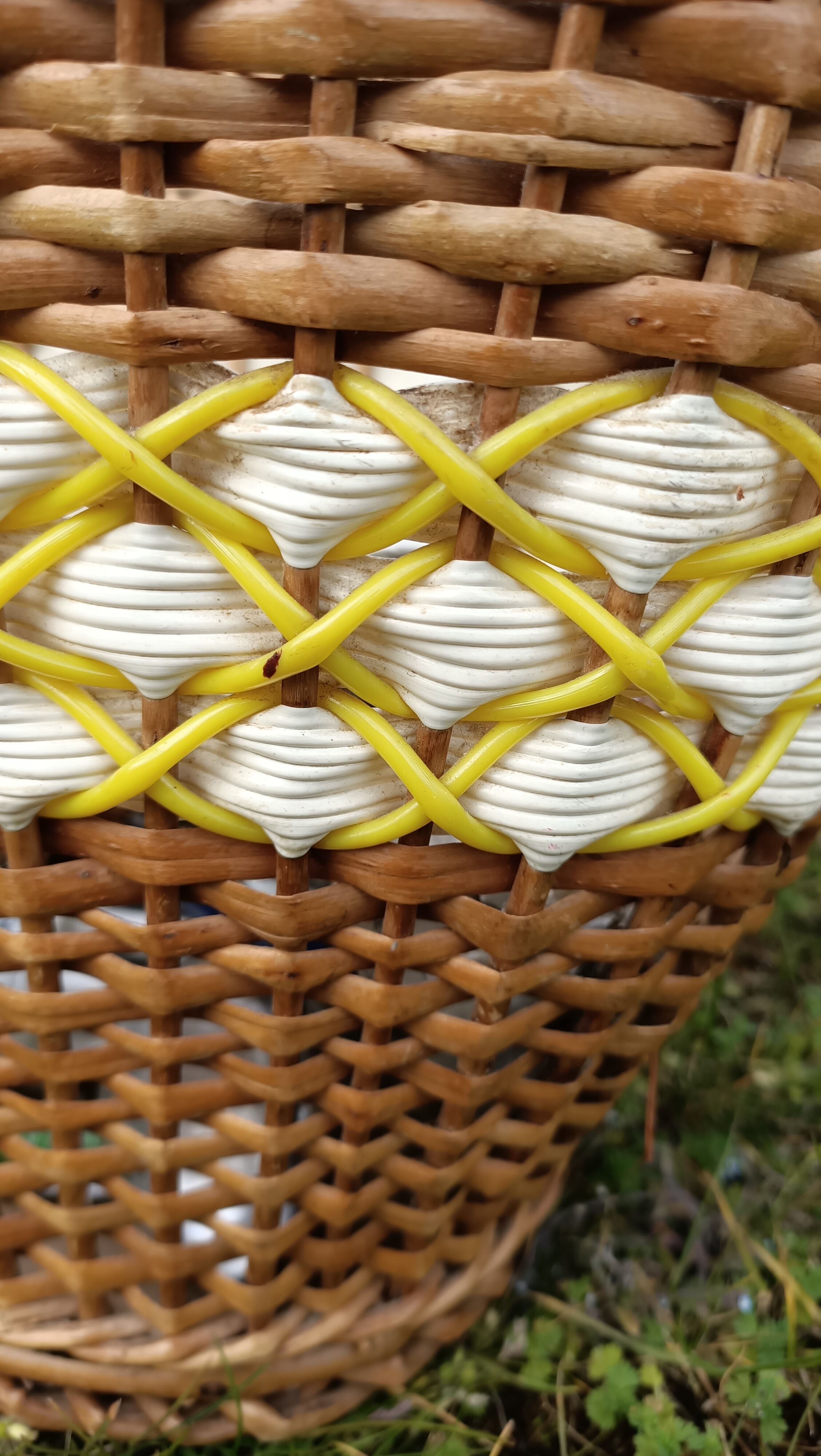 Vintage woven wicker and scoubidou basket