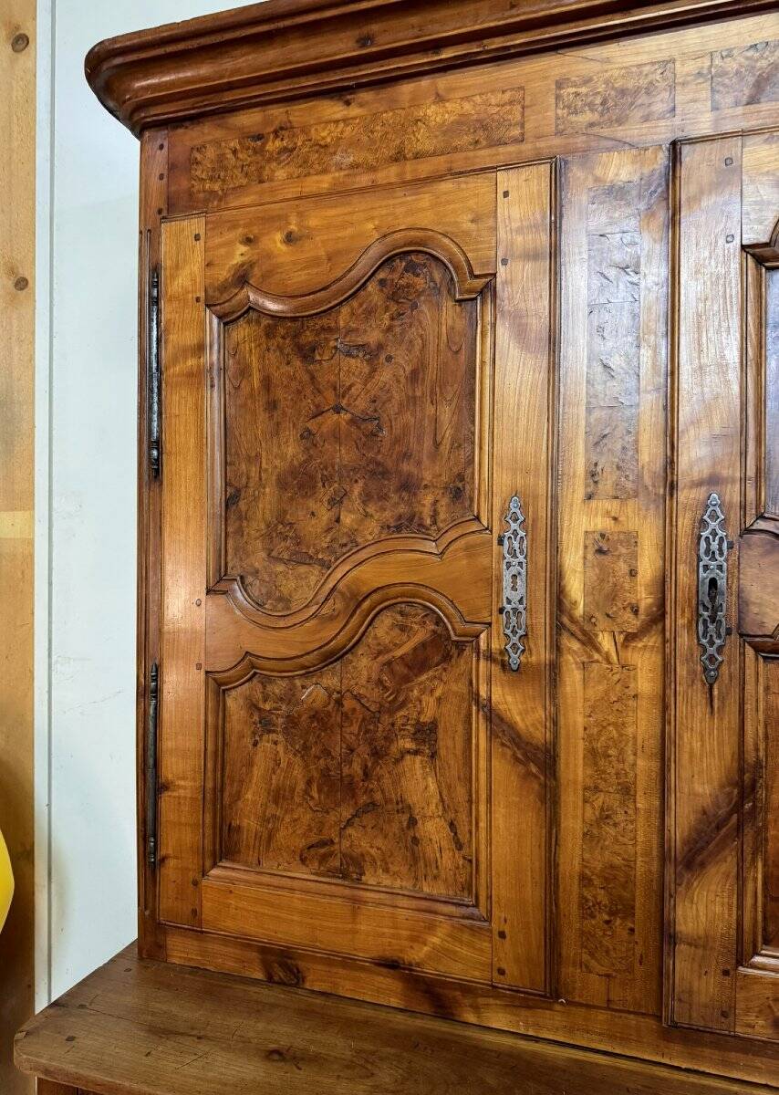 Bressan buffet with two bodies from the Louis XV period in walnut and elm.