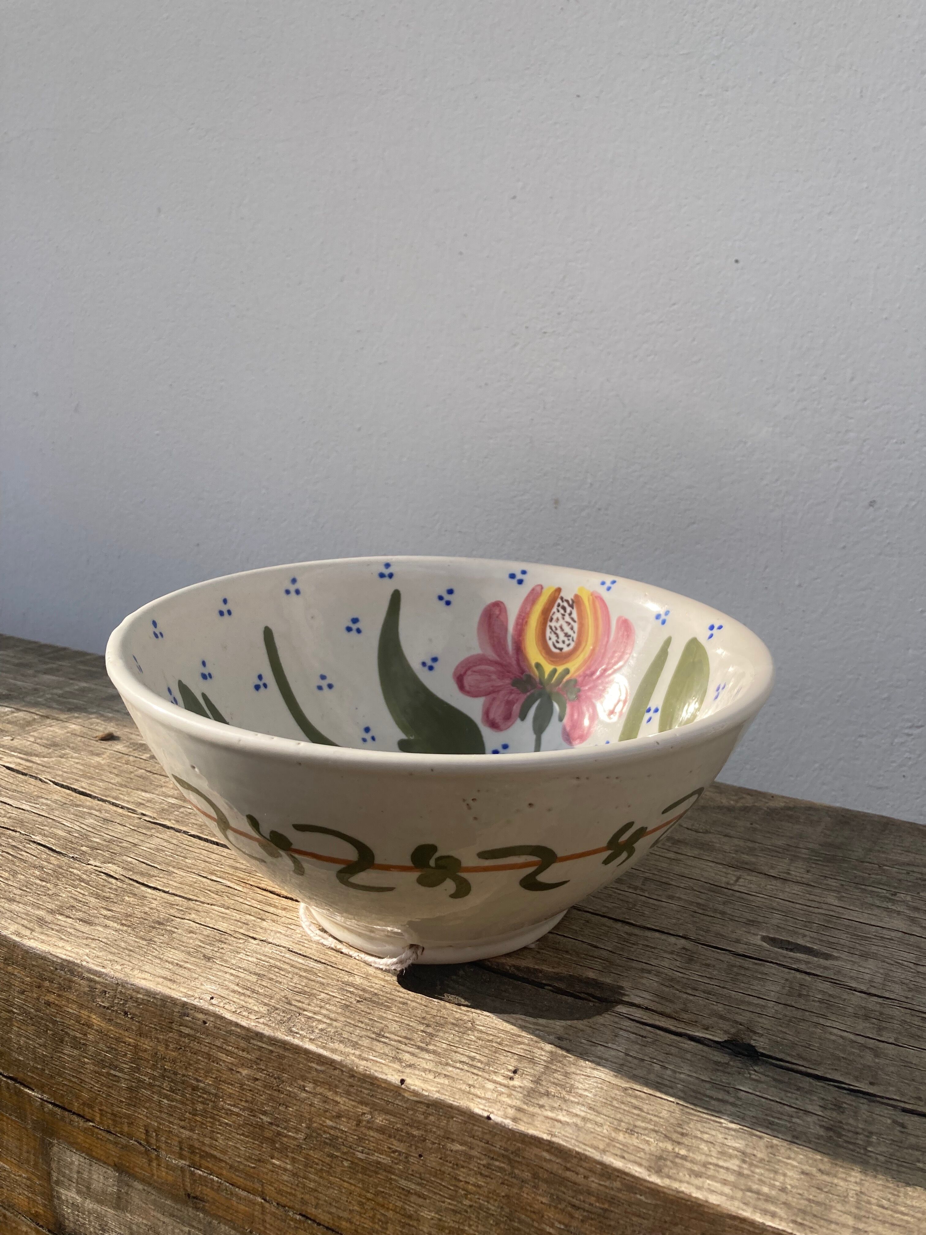 Ceramic salad bowl or decorative plate flower decoration