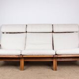 Large Danish Sofa in solid oak and fabric, model GE375 by Hans Wegner for Getama 1960.