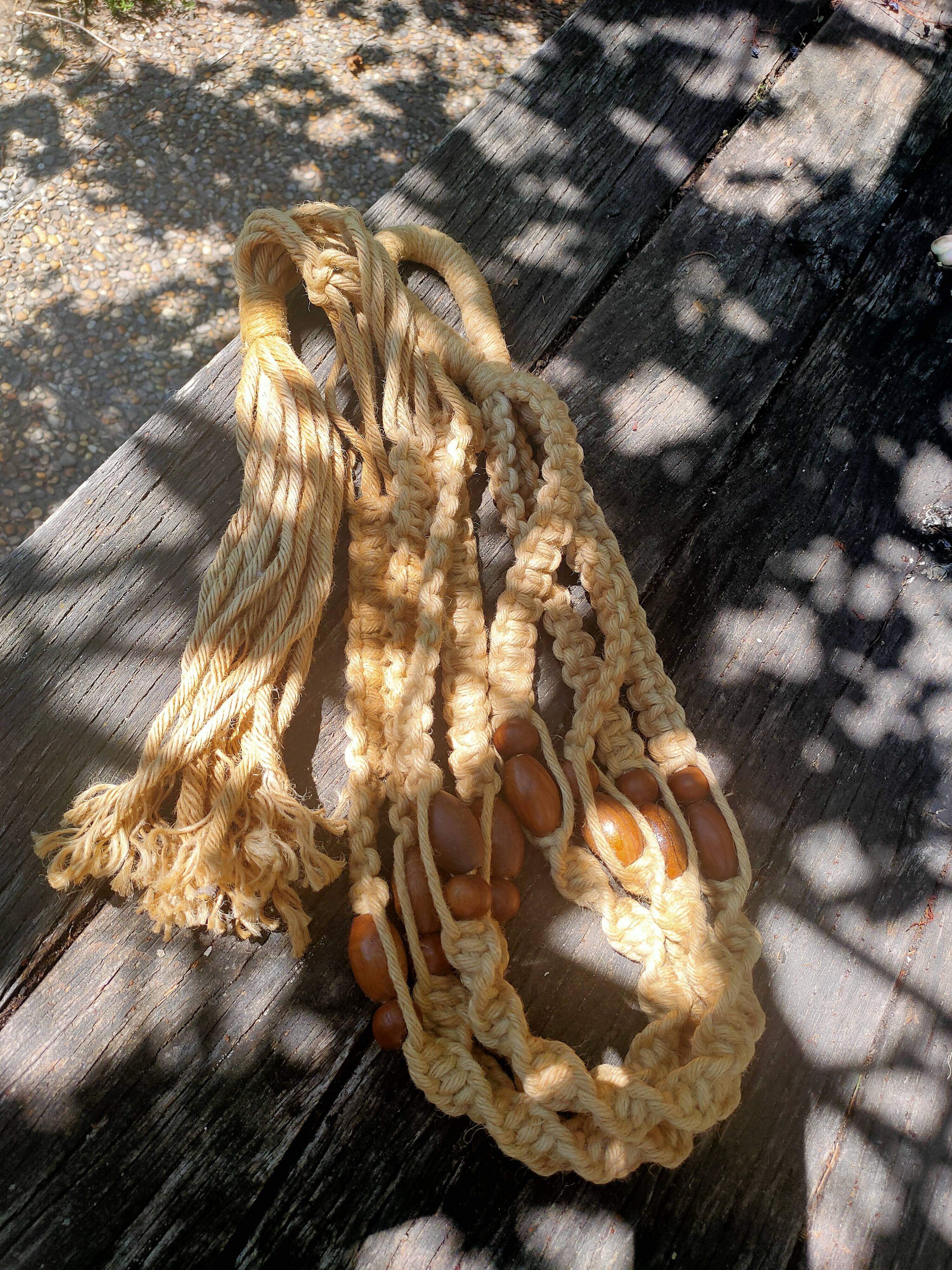 Suspension in macramé