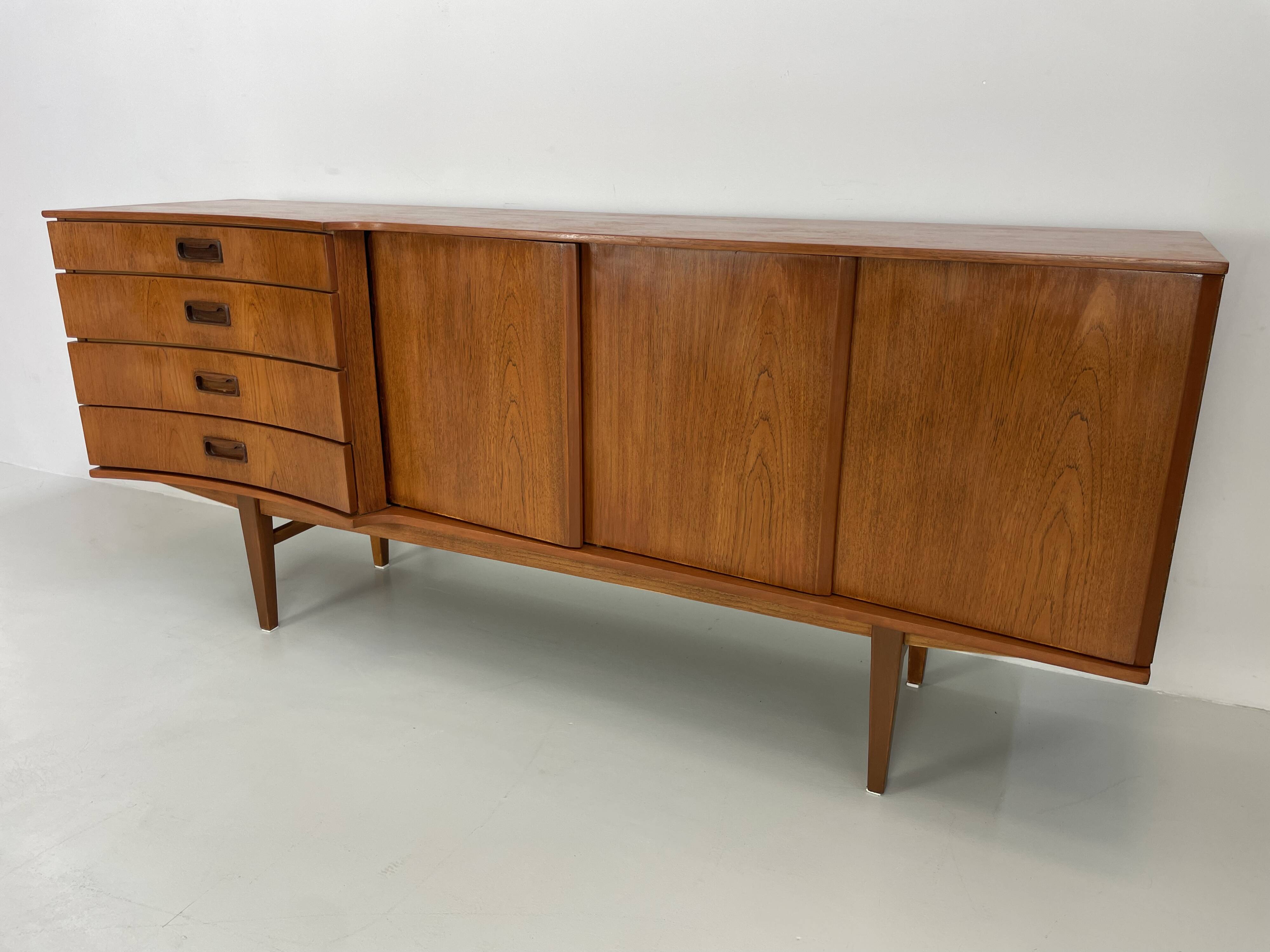 Buffet vintage unique et très rare des années 60.