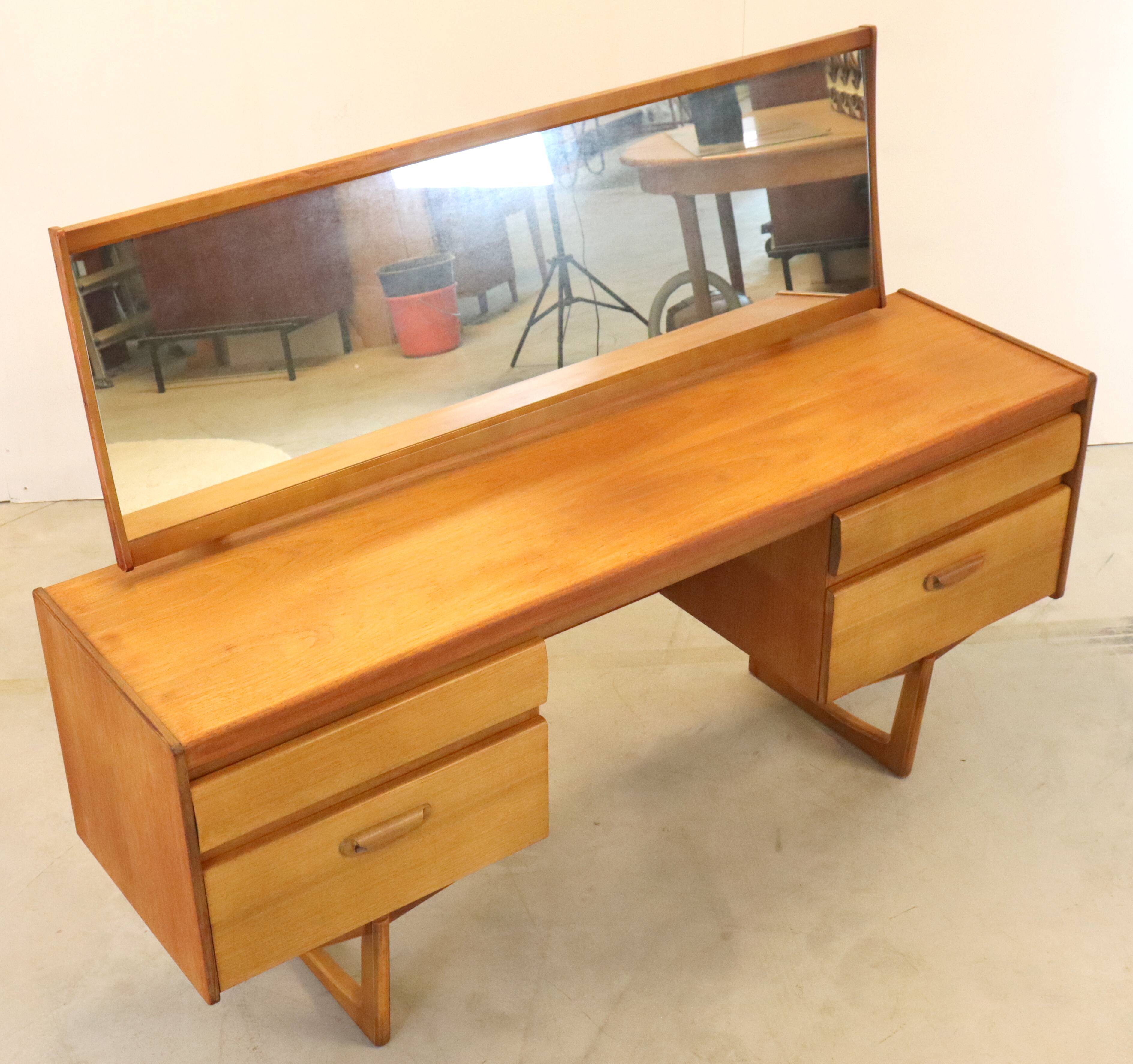 Dressing table William Lawrence of Nothingham 'London' vintage mid century