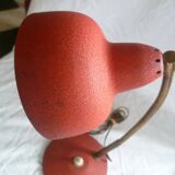 Lampe de bureau 50's rouge peinture granite de marque: aluminor nice
