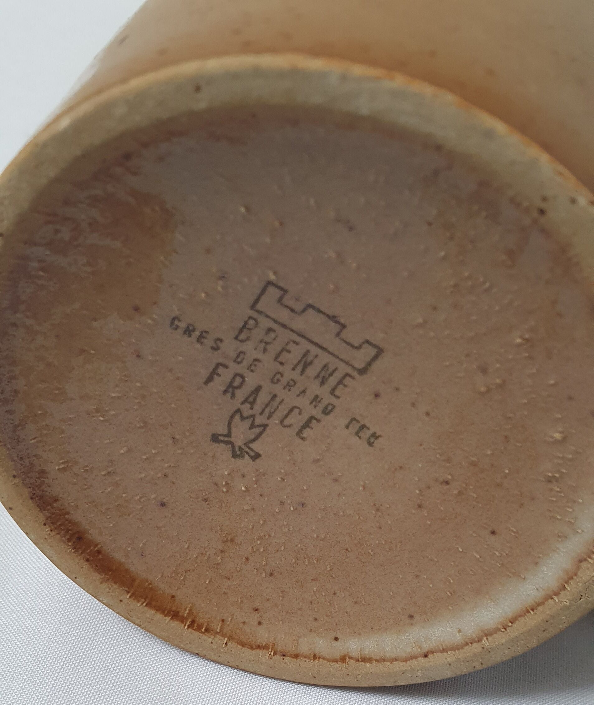 Mugs en grès et un pichet