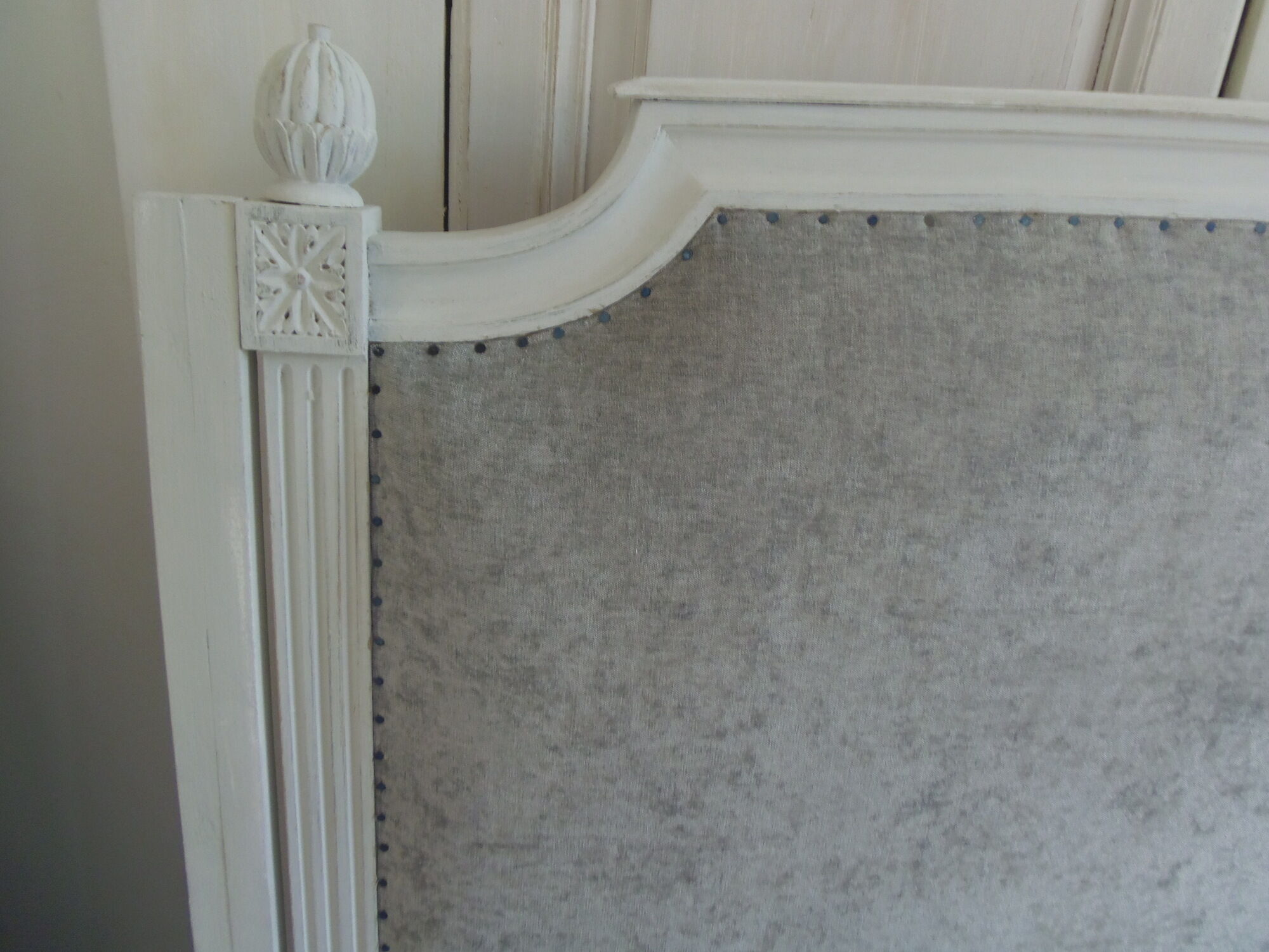 160-style louis XVI style headboard patinated pearl grey waxed finish, lined with grey velvet