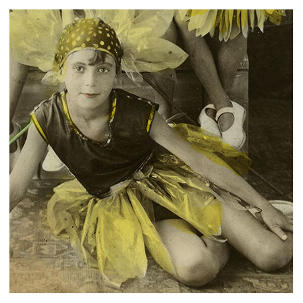 Photographie de cinq fillettes déguisées en tournesols