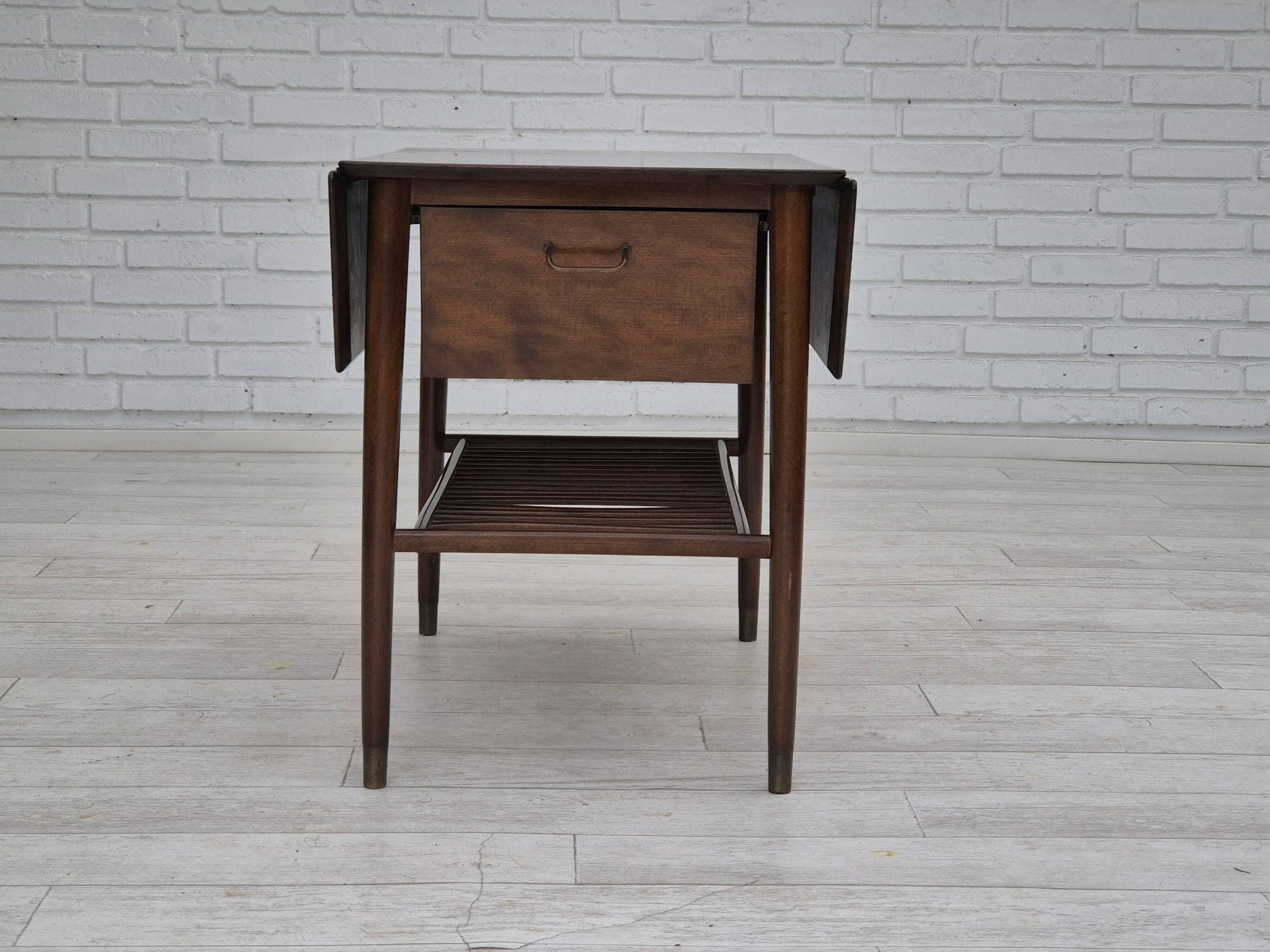 Table basse pliante danoise des années 1950 avec tiroir et étagère, état d'origine.