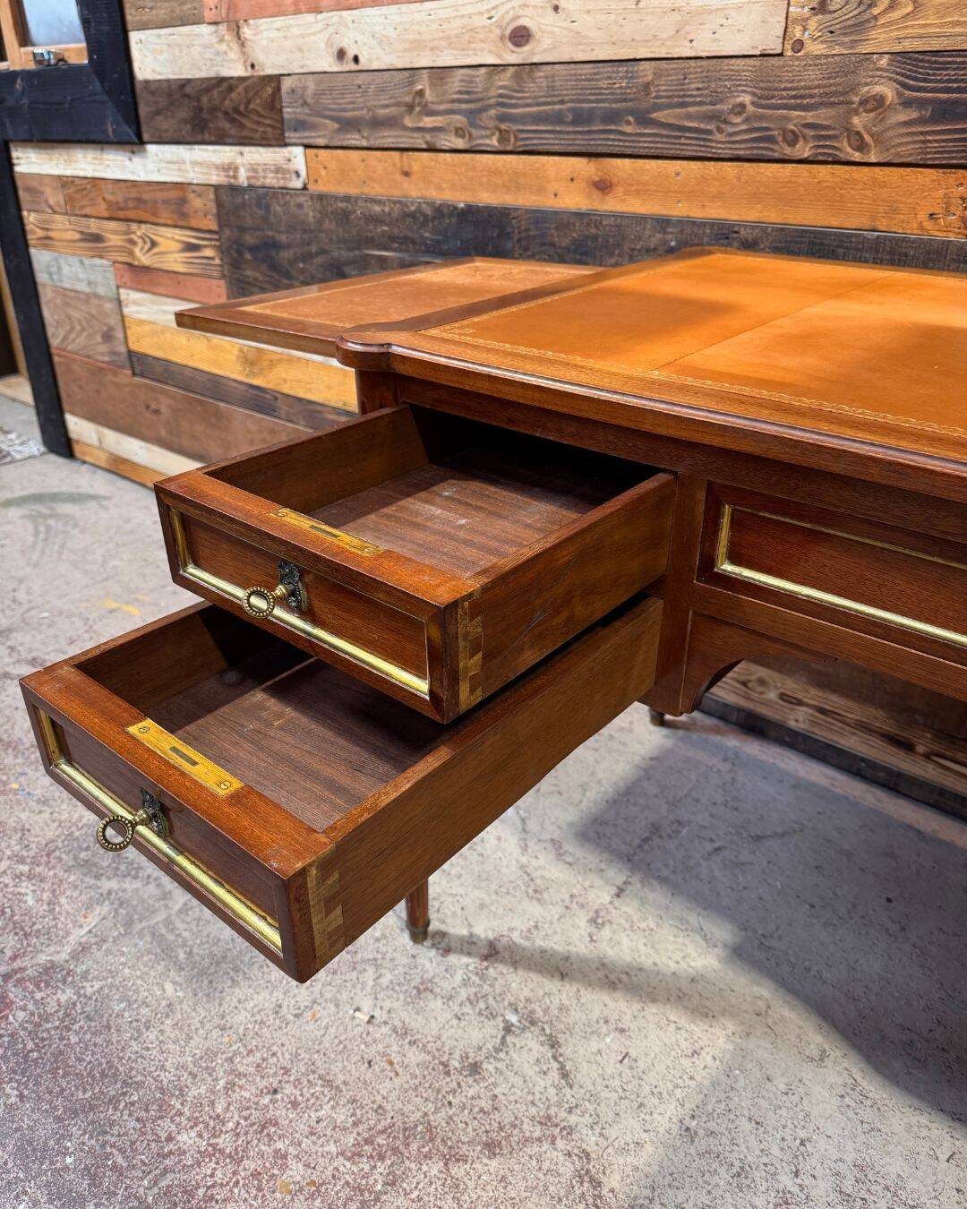 Louis XVI style desk - Walnut & Leather - 1970s