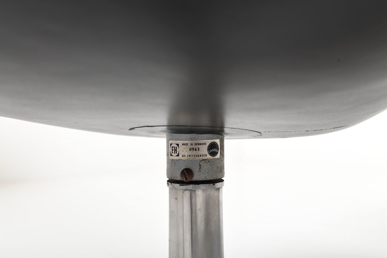 Pair of old Swan armchairs by Arne Jacobsen for Fritz Hansen 1963