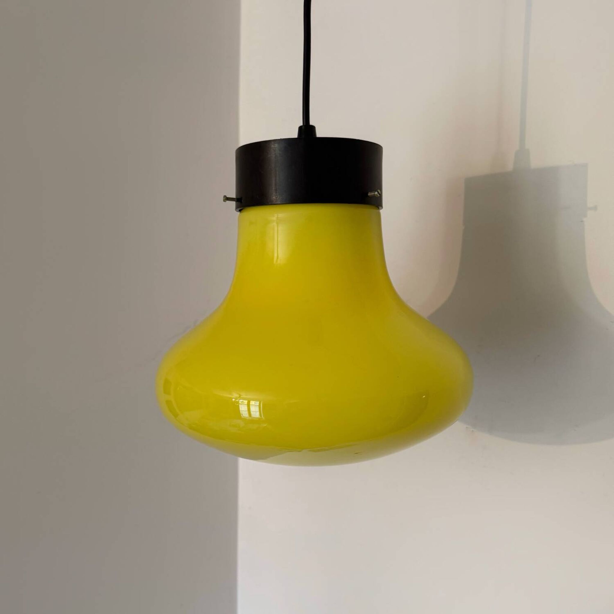 Suspension opaline jaune années 60
