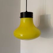 Suspension opaline jaune années 60