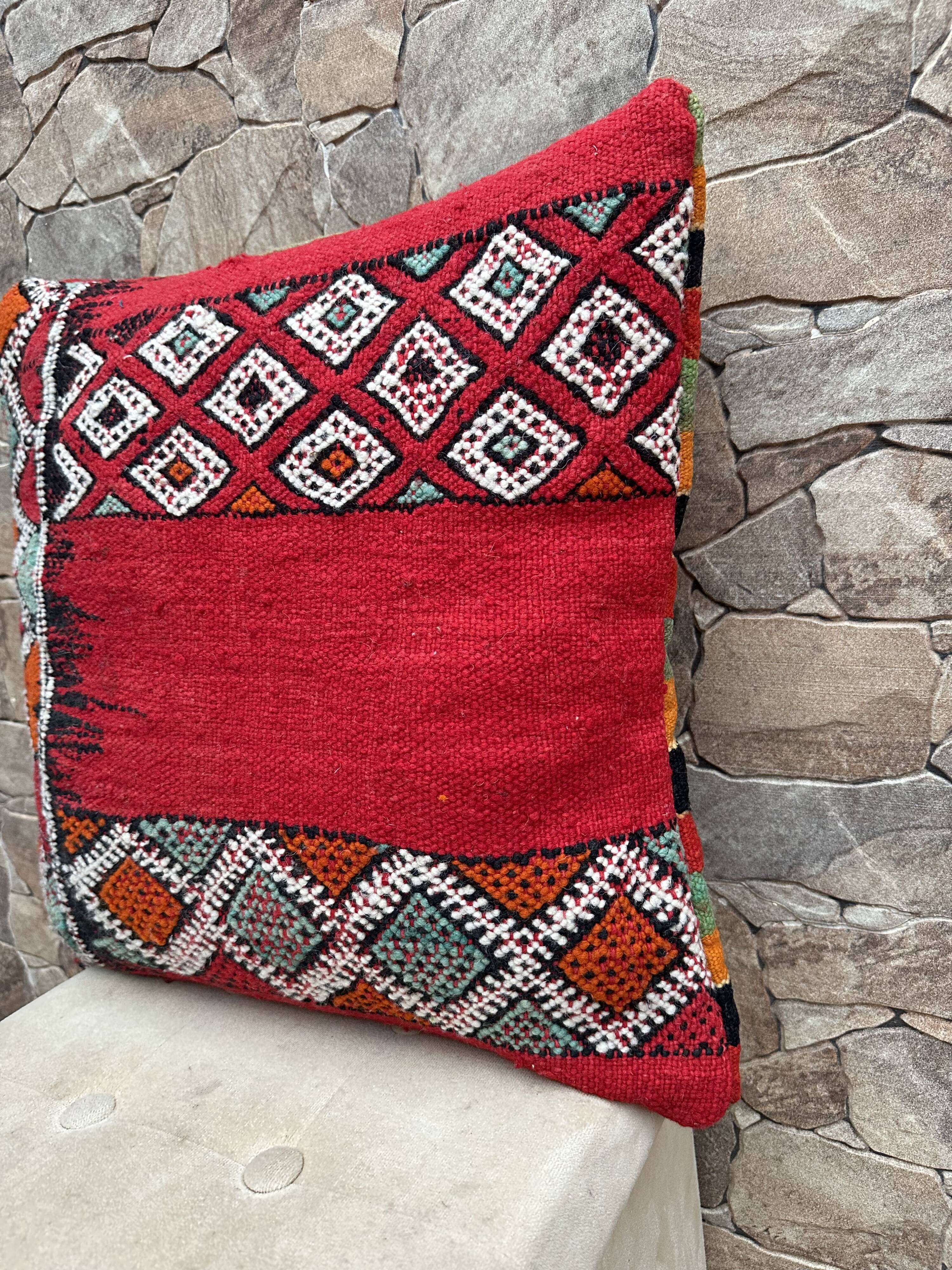 Vintage cushion cover in Berber kilim: Moroccan wool cushion.