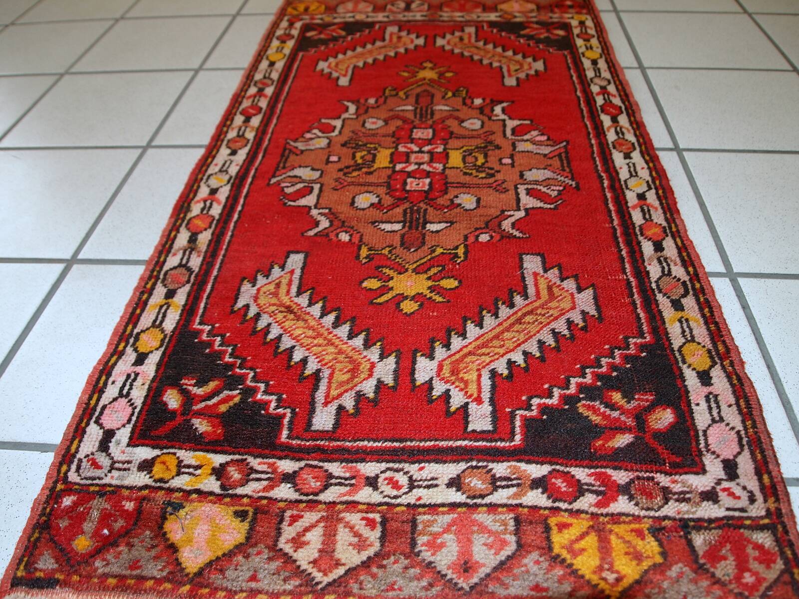 Tapis vintage fait main Yastik en laine rouge vif (50cm x 96cm)