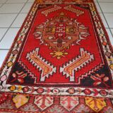 Tapis vintage fait main Yastik en laine rouge vif (50cm x 96cm)