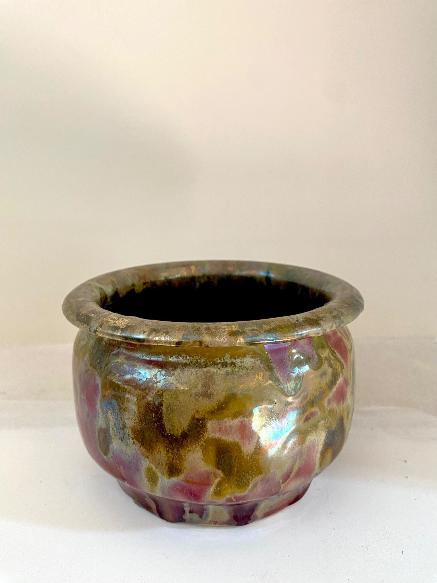 Iridescent ceramic pot