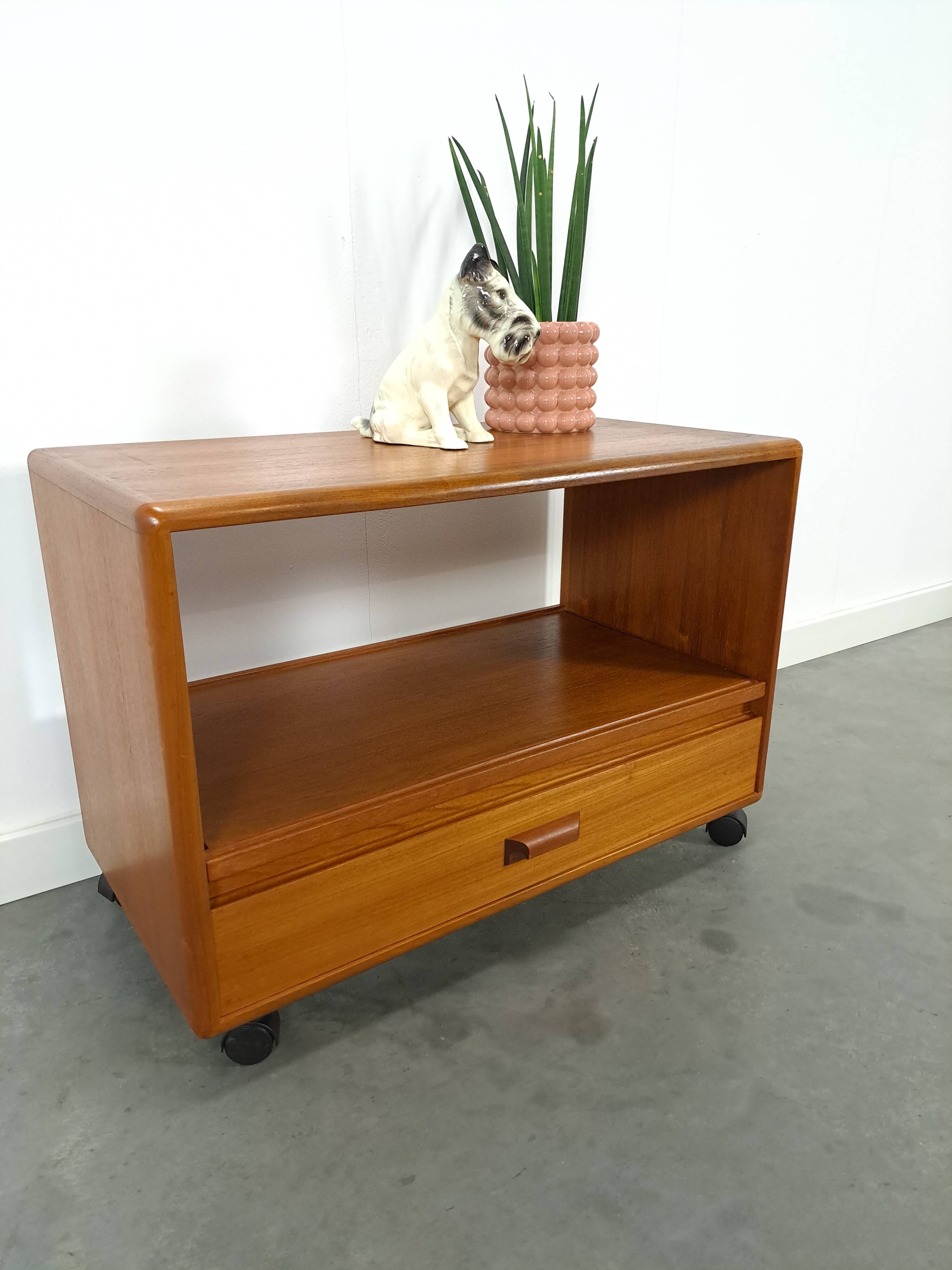 Meuble audio TV sur roulettes design danois en teck Dyrlund