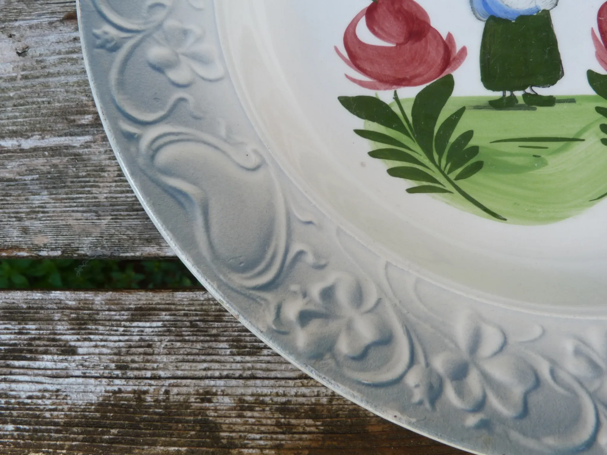 Shallow dish St Amand pattern "peasant with a basket"