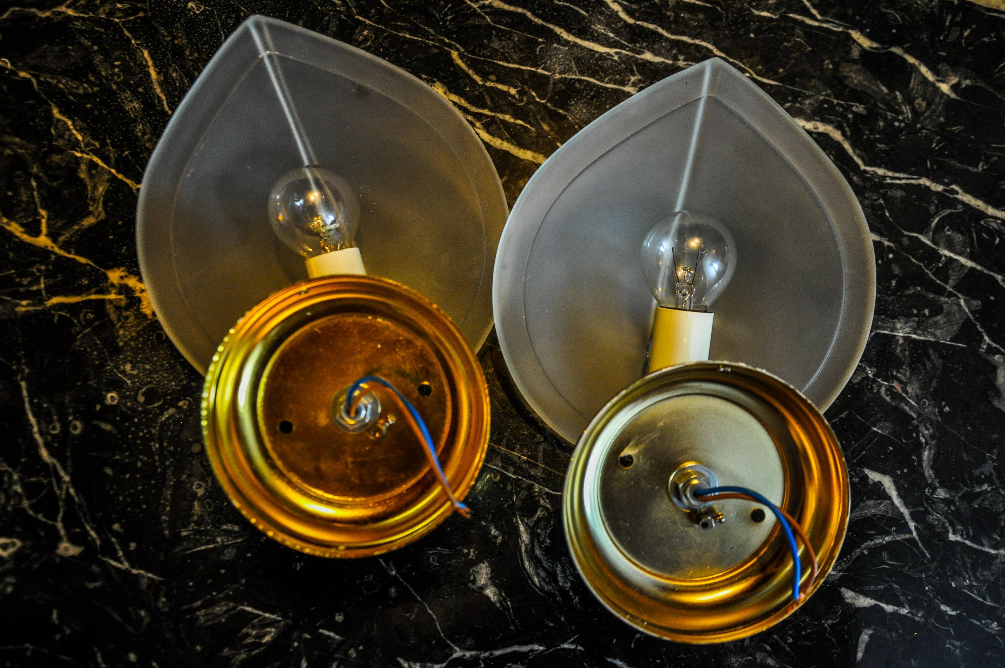 Pair of wall lamps "sheet" in opaque glass, murano, Italy 1980