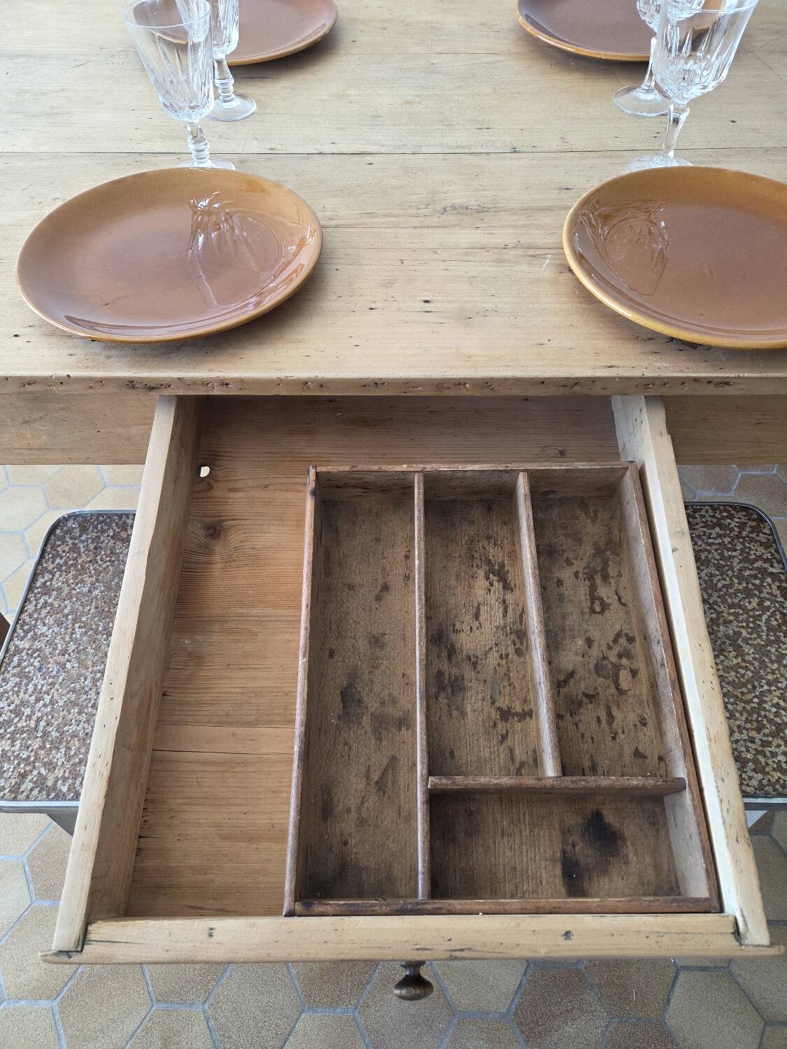 Old farmhouse table for 4/6 people.