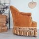 Fauteuil crapaud en velours jaune doré