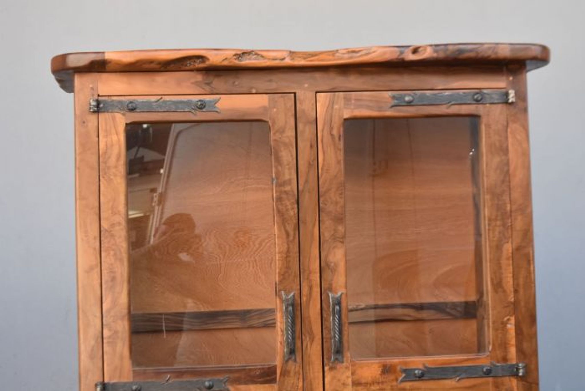 Argentier vitrine brutaliste forme libre en olivier