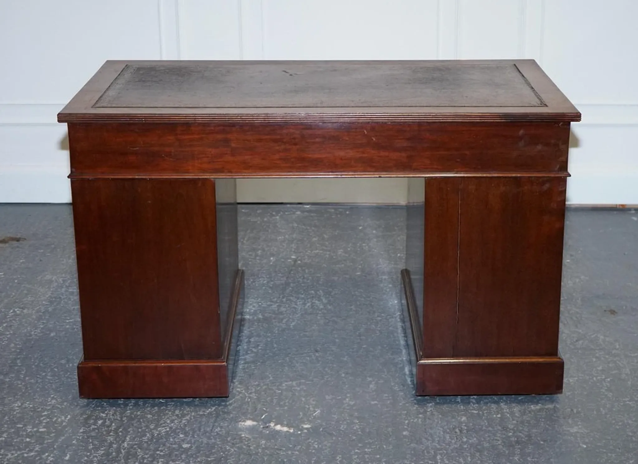 Antique Pedestal Desk by Edwardian Maple & Co, 1890