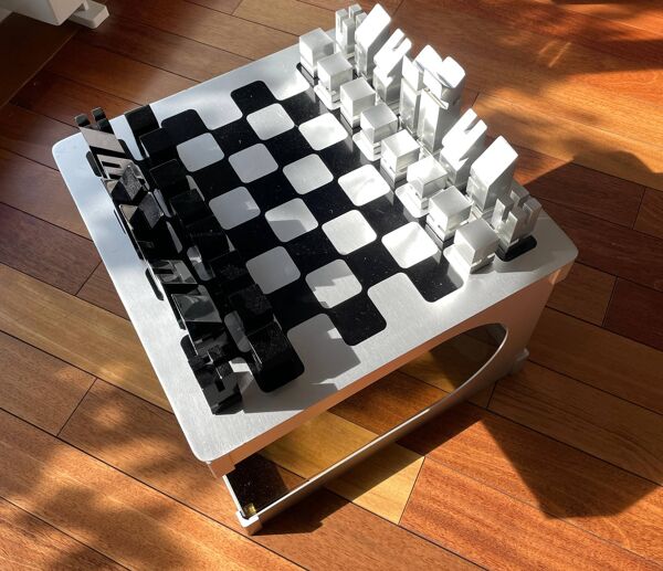 Table d’appoint design moderne avec échiquier intégré – Walter & Moretti