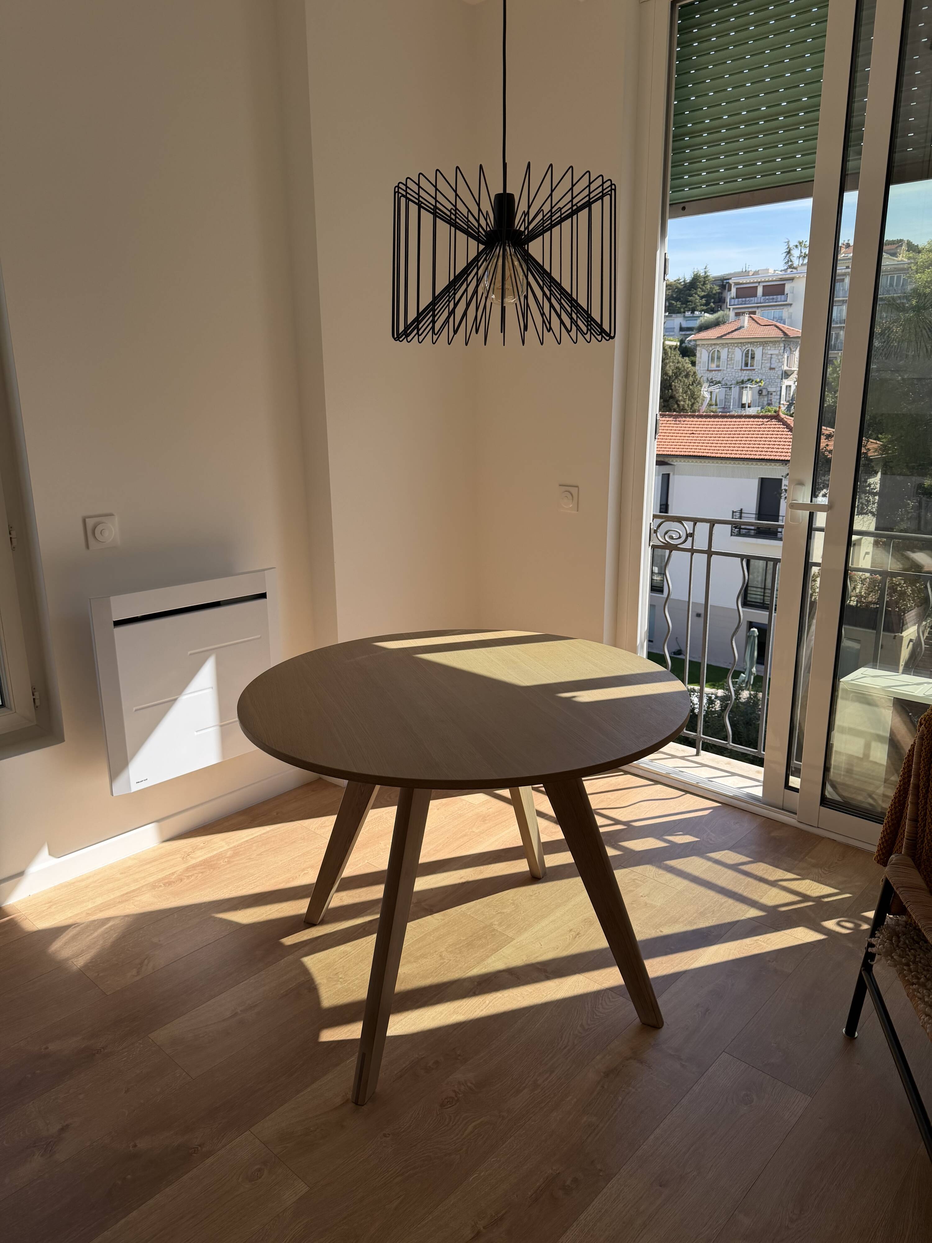 Bolia round table Ø100 cm in light oak – very good condition