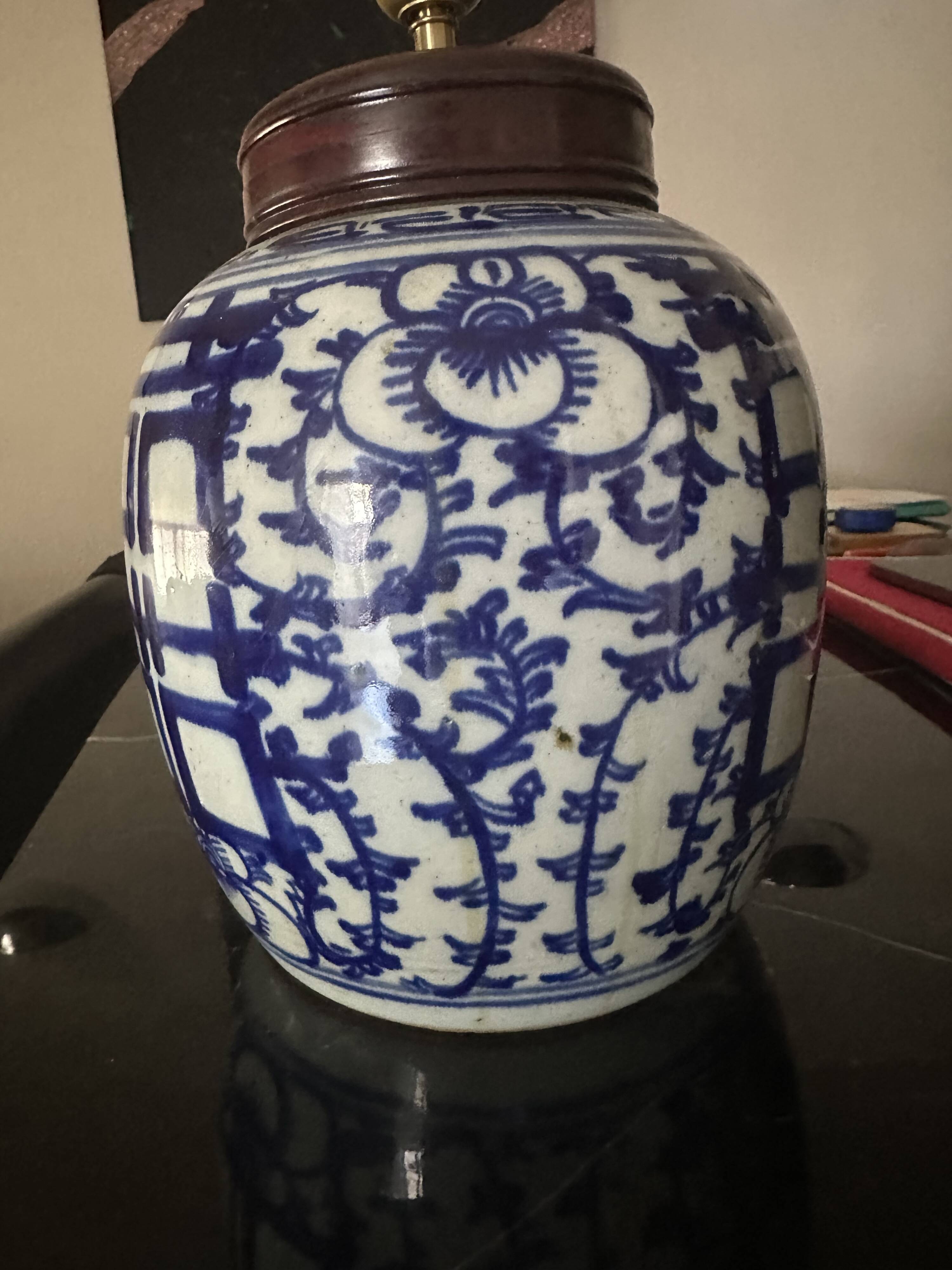 Asian lamp from the early 20th century in blue and white ceramic.