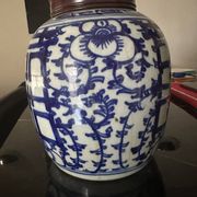 Asian lamp in white and blue ceramic, early 20th century.