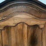 Bonnetière a chapeau de gendarme de style Louis XV en merisier XIX siècle